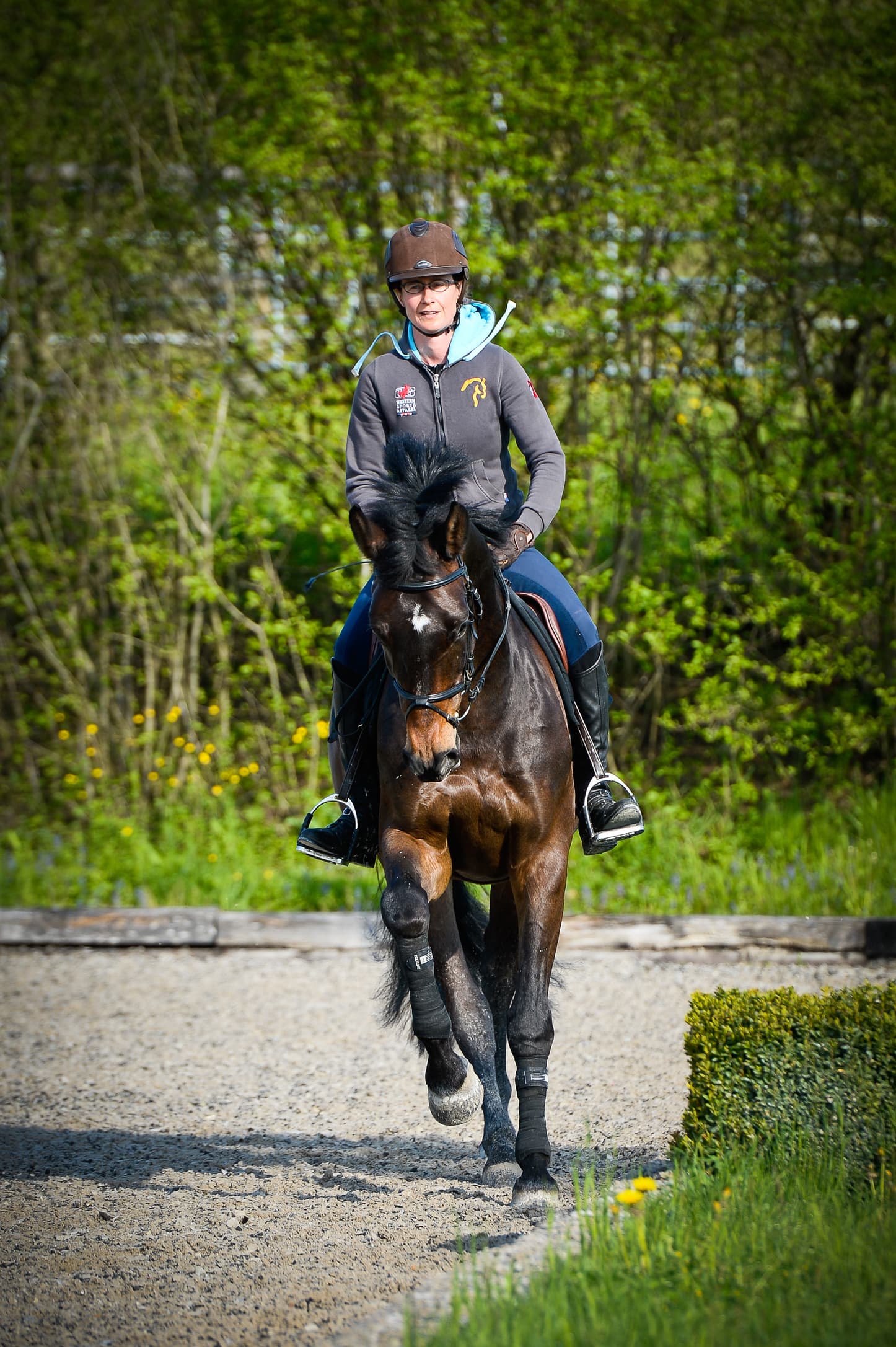Nicole reitet ein Pferd auf dem Reitplatz
