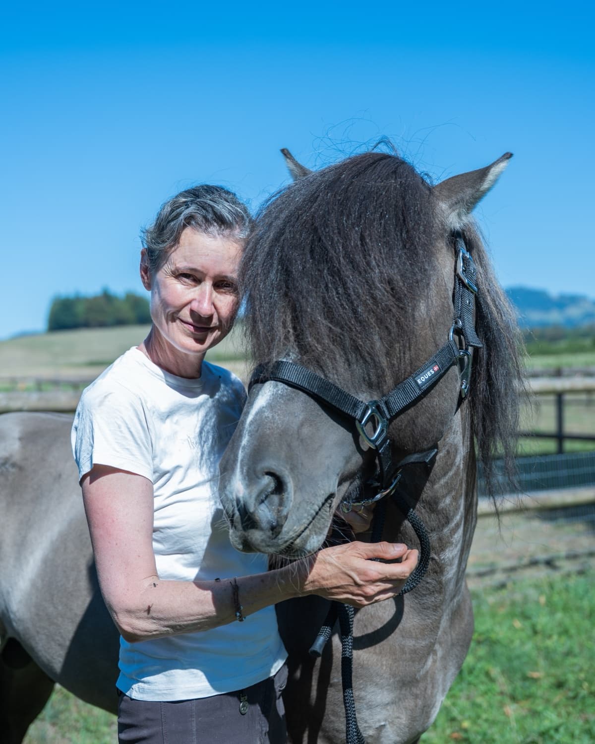 Nicole Kutter-Willen mit einem Pferd auf der Weide